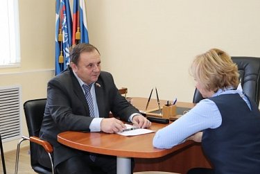 Депутаты провели приемы граждан