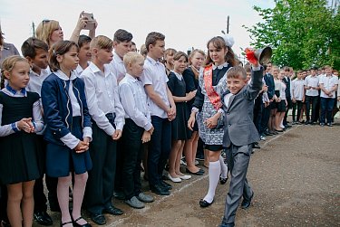 Прозвенел последний школьный звонок