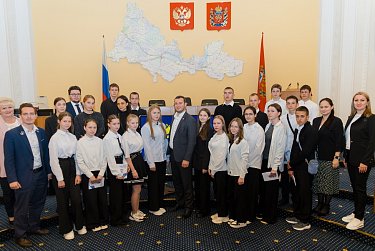 Школьники на экскурсии у законодателей