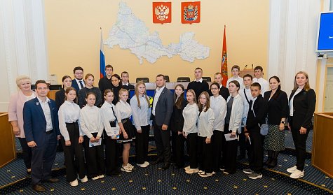 Школьники на экскурсии у законодателей