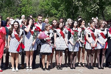 Депутаты поздравили выпускников с праздником последнего звонка