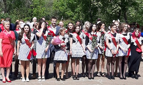 Депутаты поздравили выпускников с праздником последнего звонка