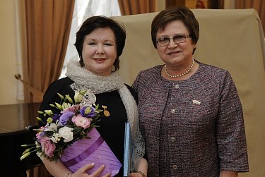 Ольга Хромушина вручила медаль Союза женщин России  Ирине Бушухиной