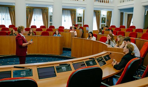 Школьники – на экскурсии в парламенте региона