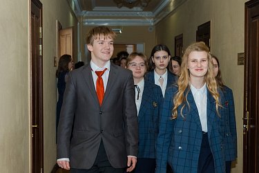 Гимназисты в депутатских креслах