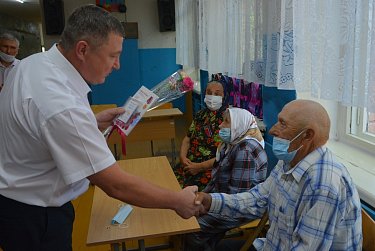 Школьникам рюкзаки, ветеранам – медали 