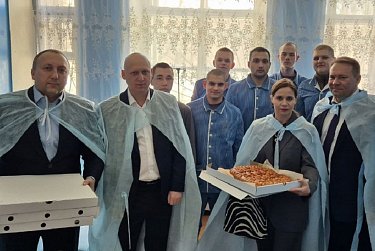 Бойцов угостили пирогами