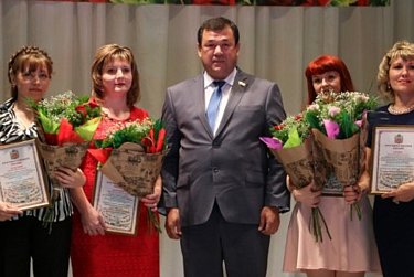 Депутаты отметили представителей социальных служб