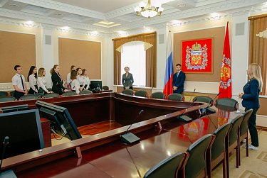 Экскурсию для школьников провела Оксана Набатчикова