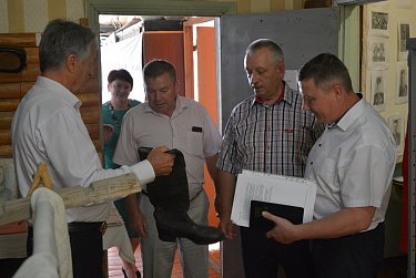 Школьникам рюкзаки, ветеранам – медали 