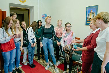 Школьники – на экскурсии в парламенте региона