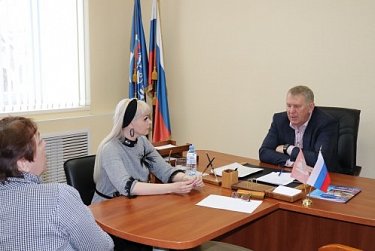 Депутаты Законодательного Собрания провели приемы граждан