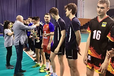 Геннадий Аверьянов поздравил победителей волейбольного турнира памяти В.Н.Григорьева