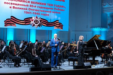 «Поклонимся Великим тем годам»