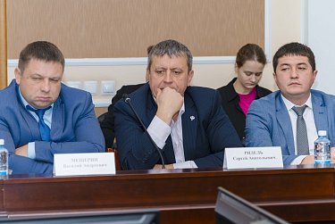 Почему в реке металл?