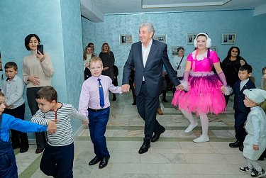 «Депутатская елка» собрала более 400 детей