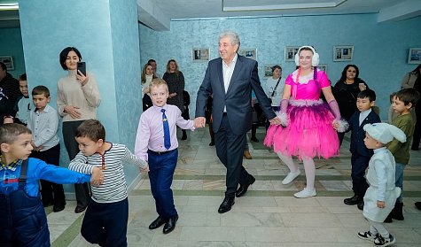 «Депутатская елка» собрала более 400 детей