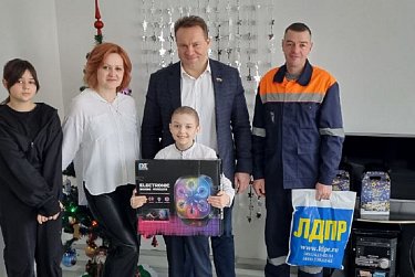 Депутат работает от имени Деда Мороза