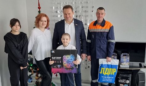 Депутат работает от имени Деда Мороза Депутат работает от имени Деда Мороза