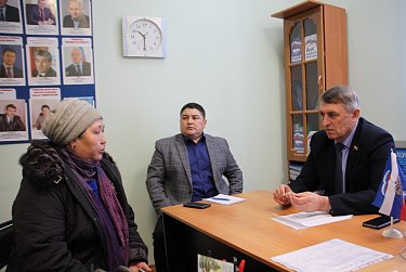 Парламентарии провели приемы граждан
