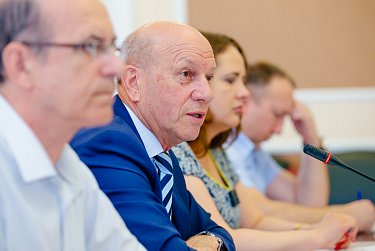 Геннадий Аверьянов: «Необходимо обеспечить транспортную доступность для учащихся во всех муниципалитетах области»