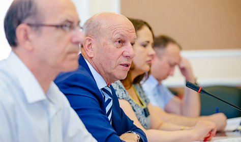 Геннадий Аверьянов: «Необходимо обеспечить транспортную доступность для учащихся во всех муниципалитетах области»