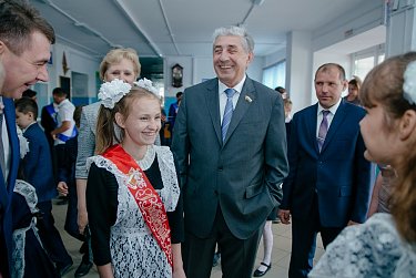 Прозвенел последний школьный звонок