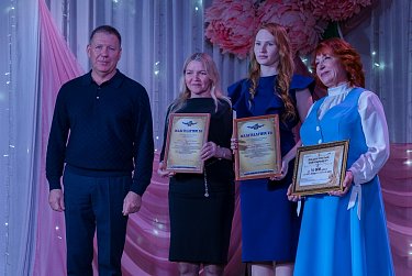 Солнечные дети поют и танцуют