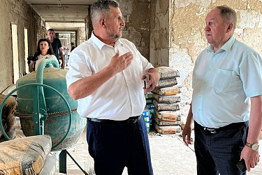 Юрий Цымбалюк проверил ход капремонта Ташлинской районной больницы