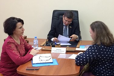 Депутаты Законодательного Собрания провели приемы граждан