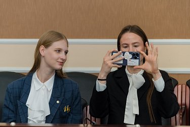 Гимназисты в депутатских креслах
