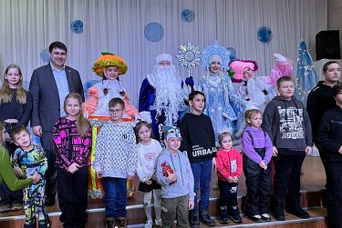 Детям подарили сказку