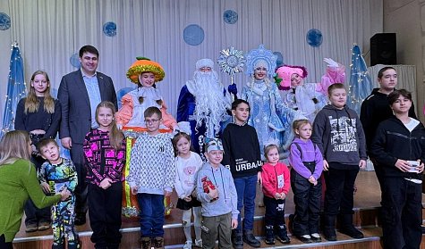 Детям подарили сказку