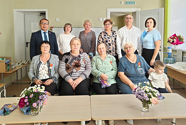 Воспитатели помогают растить будущее страны