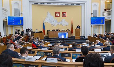 Евгений Солнцев впервые отчитался перед депутатами Заксобрания