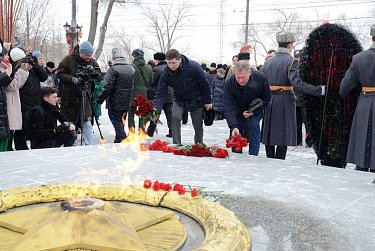 Парламентарии возложили цветы к Вечному огню