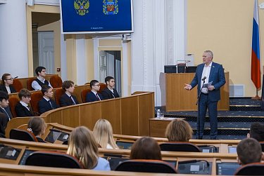 Старшеклассники заняли депутатские кресла