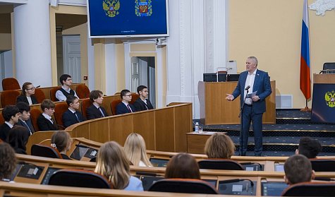 Старшеклассники заняли депутатские кресла