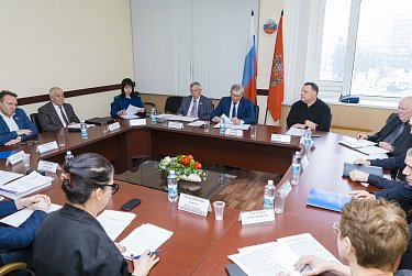 Нападения в школах и киберпреступность: о чем Заксоб спросит начальника полиции