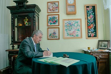 Прозвенел последний школьный звонок