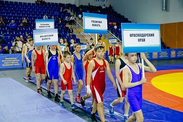 В Оренбурге проходит турнир по греко-римской борьбе памяти Евгения Францева