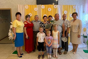 Депутаты вручили подарки семейным парам 