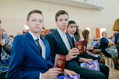 Андрей Шевченко вручил паспорта юным оренбуржцам