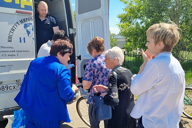 Пострадавшие в половодье оренбуржцы получают гуманитарную помощь