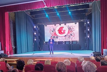 Депутаты поздравили оренбурженок с Днем матери