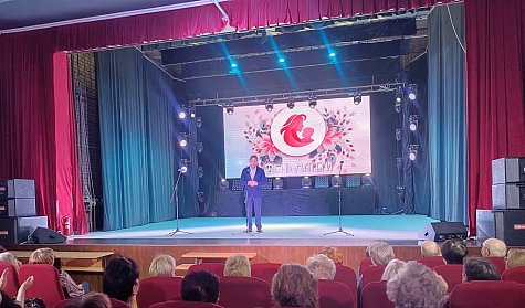 Депутаты поздравили оренбурженок с Днем матери