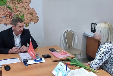 Прием граждан провел в Бузулуке депутат ЗС Владимир Турчин