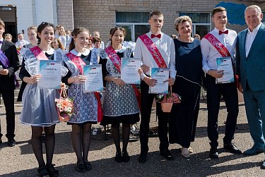 В школах Оренбуржья прозвенели Последние звонки 