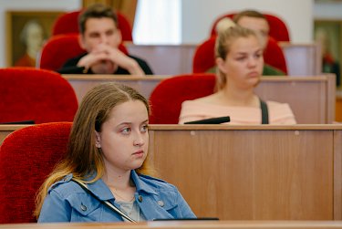Школьники – на экскурсии в парламенте региона