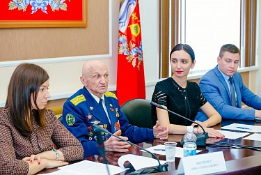 Новый состав Молодежного парламента провел свой первый «круглый стол»